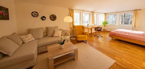a living room with a couch and a bed at Gästehaus am Michaelshof, im «Haus der Natur» in Neu Darchau