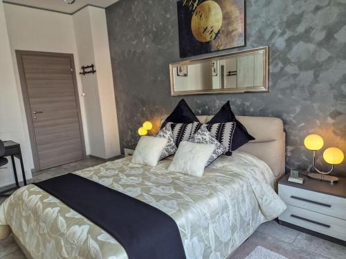 a bedroom with a large bed with pillows on it at Loft NUOVO Torino Zona (Vicino al Centro) in Turin