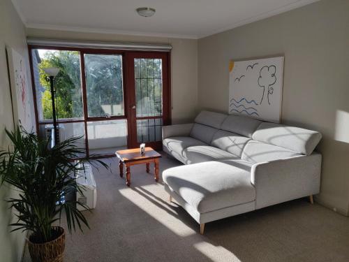 un soggiorno con divano e tavolo di Attunga Terraces a Phillip