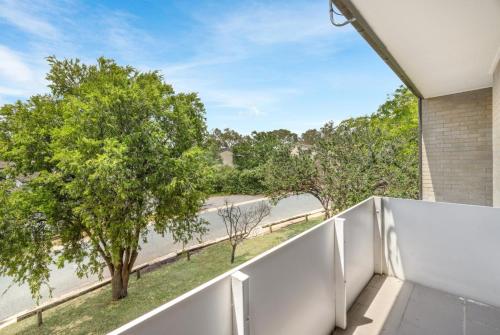 balcone con vista su un albero di Attunga Terraces a Phillip