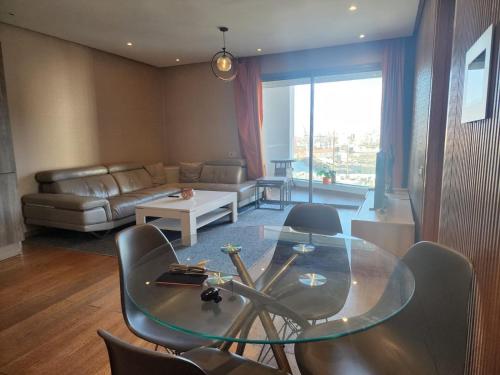 uma sala de estar com uma mesa de vidro e um sofá em hotel salwa sample do not book em Casablanca