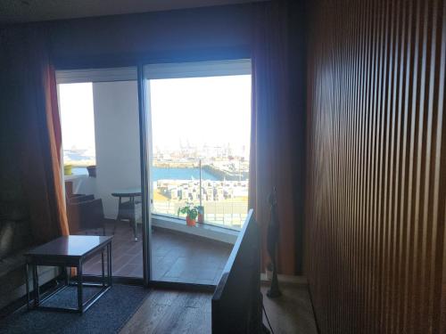 um quarto com uma grande janela com vista para a cidade em hotel salwa sample do not book em Casablanca