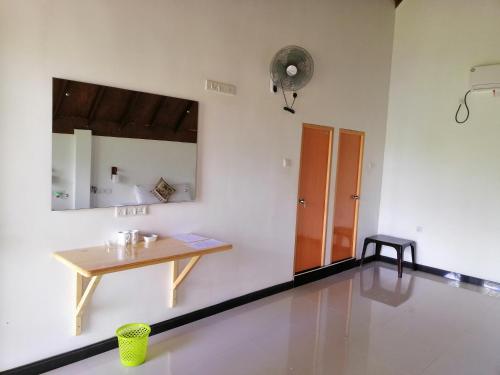 bagno con tavolo in legno e specchio di Malwathu Oya Forest Garden a Anuradhapura