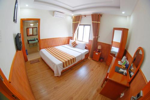 Habitación de hotel con cama y TV en Kieu Anh Hotel Vung Tau, en Vung Tau