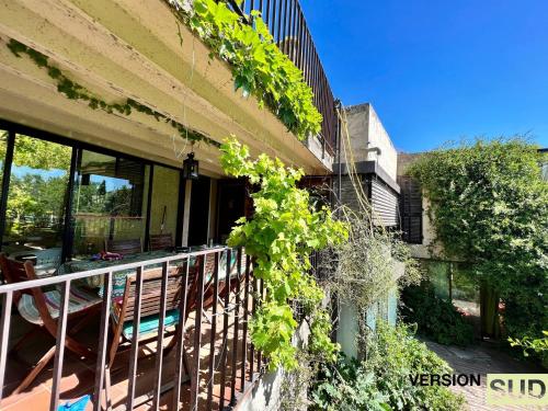 un balcón de una casa con vides. en Version Sud- Villa avec piscine végétal, en La Valette-du-Var