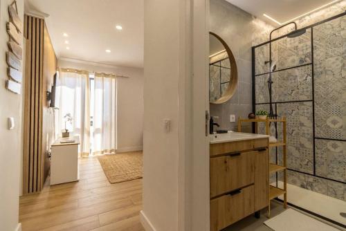 La salle de bains est pourvue d'un lavabo et d'un miroir. dans l'établissement Cosy apartment in Albufeira, OURA ST, à Albufeira