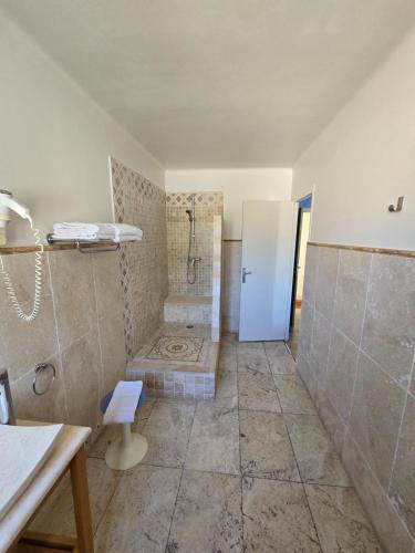 グラースにあるオーベルジュ レ アロームの広いバスルーム(シャワー、トイレ付)