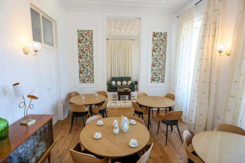 Habitación con mesas, sillas y sofá en Casa Matriarca, en Santa Comba
