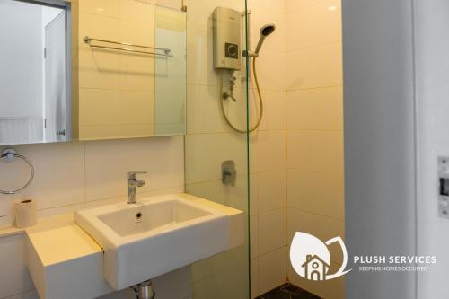 bagno con lavandino e doccia di Highpark Suites at Petaling Jaya a Petaling Jaya