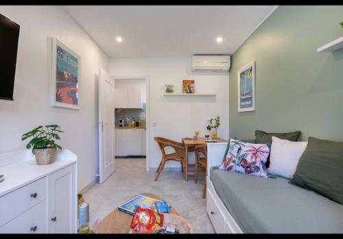 un salon avec un canapé et une table dans l'établissement Jolie studio cosy proche mer sur Juan les pins, à Antibes
