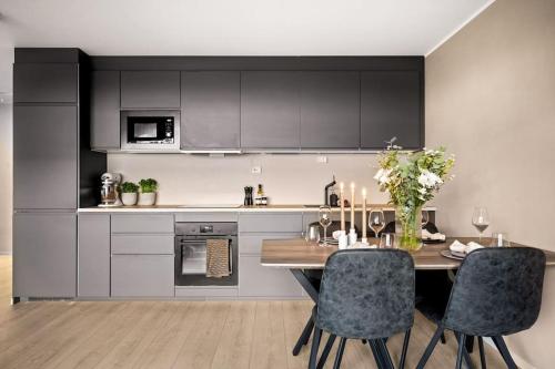 Dapur atau dapur kecil di Oslo Central - Two Bedroom Apartment with Stylish Interior - Free Parking -