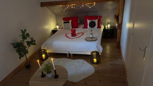 ベルヌヴァル・ル・グランにあるBelle maison à la mer avec Jacuzzi et Sauna SPA privatifのベッドルーム(赤い枕の大きな白いベッド付)