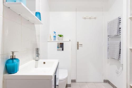 une salle de bain blanche avec un lavabo et une douche dans l'établissement Studio François 1er, à Amboise