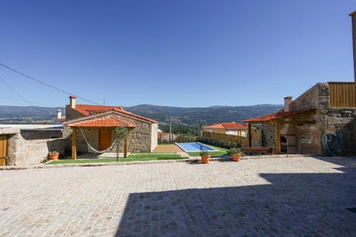Casa de piedra con piscina y patio en Casa Matriarca, en Santa Comba
