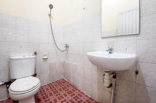 uma casa de banho com um WC e um lavatório em RedDoorz Syariah Near Pelabuhan Sri Bintan Pura Tanjungpinang em Tanjung Pinang
