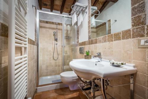 W łazience znajduje się umywalka, toaleta i prysznic. w obiekcie Agriturismo Poggiacolle w mieście San Gimignano