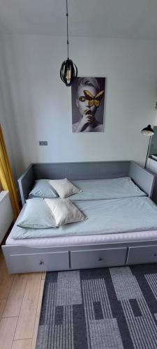 uma cama num quarto com uma estrutura de cama em Studio apartman Marinano em Slavonski Brod