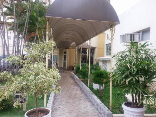 un edificio con un arco con árboles en un patio en CTC Araras, en Caldas Novas