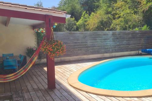 un patio con piscina e altalena di studio de 36m2, a Touvre