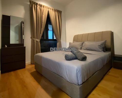 um quarto com uma cama com um espelho e uma janela em Comfy 2 bedroom for 6 pax, 3mins walk to Kamalinda em Shah Alam