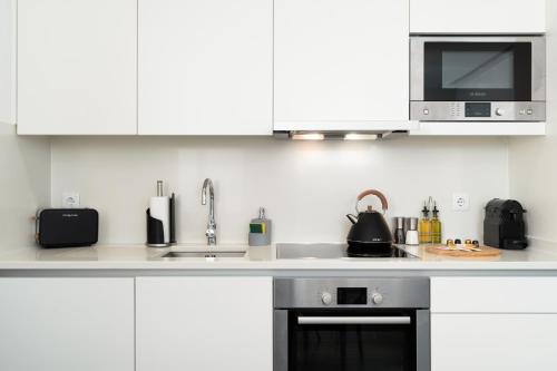 Kuchyň nebo kuchyňský kout v ubytování Limehome Lisbon Calçada do Cardeal
