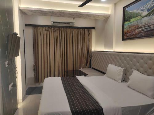a hotel room with a bed and a window at Hotel O MAIREAD in Sopāra
