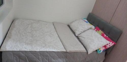 Postel nebo postele na pokoji v ubytování Comfy 1 Bedroom with Netflix & Free Wifi - Trees Residences Condominium
