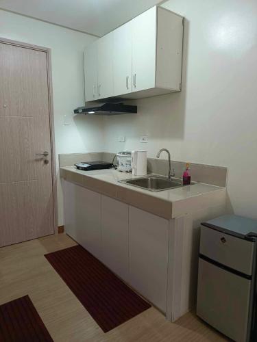 Kuchyň nebo kuchyňský kout v ubytování Comfy 1 Bedroom with Netflix & Free Wifi - Trees Residences Condominium