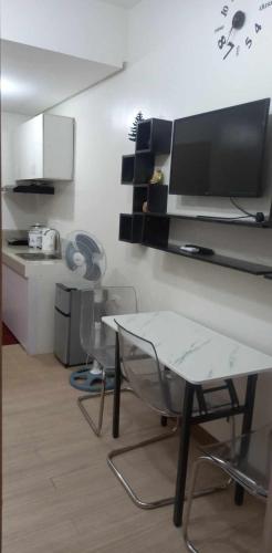 Kuchyň nebo kuchyňský kout v ubytování Comfy 1 Bedroom with Netflix & Free Wifi - Trees Residences Condominium