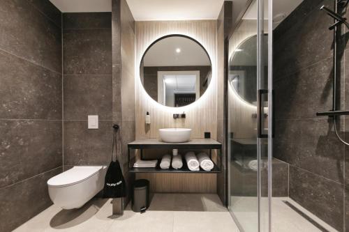 bagno con lavandino e specchio di Boutique Hotel Hans a Badhoevedorp
