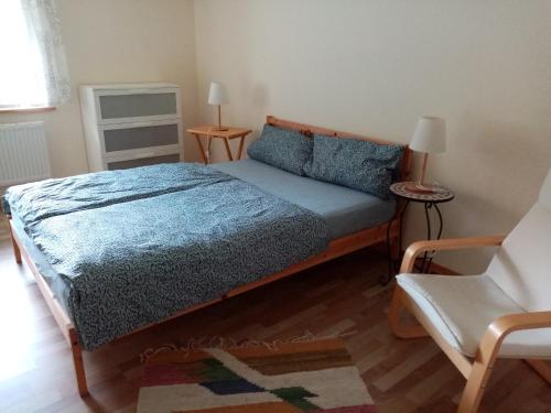 1 dormitorio con 1 cama y 1 silla en Ferienhof - Rauhenberg en Wangels