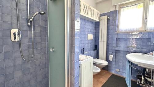 a bathroom with a shower and a toilet and a sink at M382 - Marcelli, ampio trilocale a 50mt dal mare in Marcelli