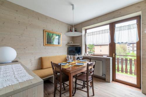 a kitchen and dining room with a table and chairs at Appartamento Merida6 - Asiago in Asiago