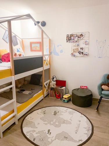 - une chambre avec des lits superposés et un tapis dans l'établissement Comme une maison à Paris, à Paris