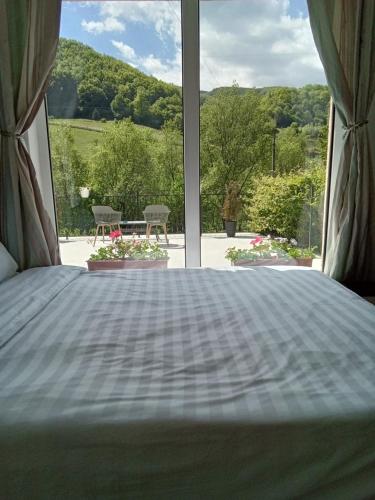 a bedroom with a bed and a window with a view at Casa Ozon in Vulcan