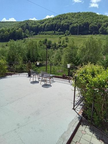 a patio with a table and chairs and a fence at Casa Ozon in Vulcan