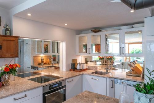 Una cocina o zona de cocina en The View