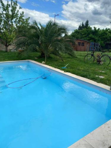 une grande piscine bleue dans une cour dans l'établissement Un bouquet de Tangissart, à Villepinte