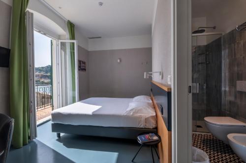 a bedroom with a bed and a bathroom with a sink at Hotel Italia e Lido Rapallo in Rapallo