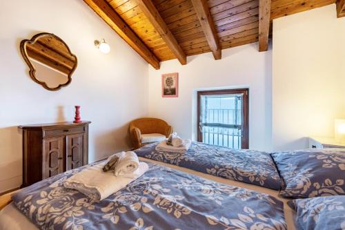 um quarto com uma cama com toalhas em Appartamento piccionaia sul lago em Gargnano