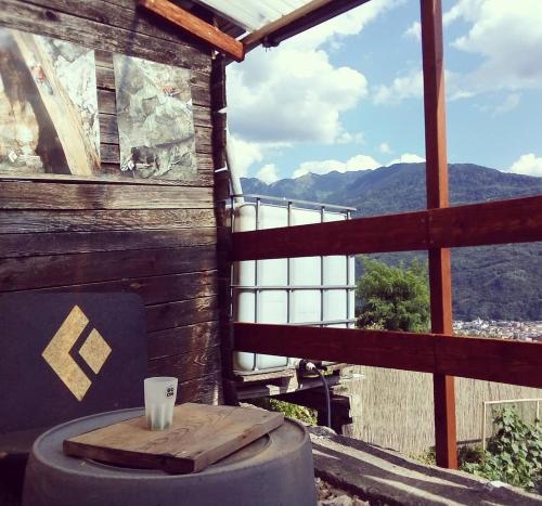 uma mesa de madeira com um copo em cima de um edifício em B&Be Happy em Civo