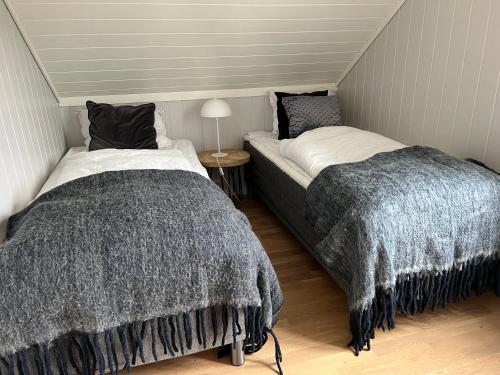 2 Einzelbetten in einem Zimmer mit Dach in der Unterkunft Hytteperle in Risør