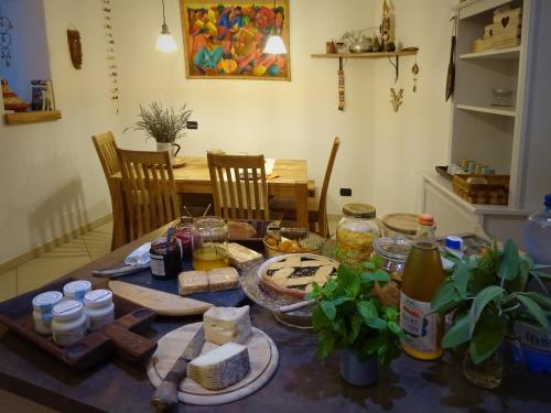 uma mesa com queijo e outros alimentos em B&Be Happy em Civo