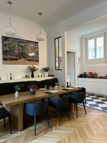 une salle à manger avec une table et des chaises en bois dans l'établissement Paris Trocadéro, à Paris