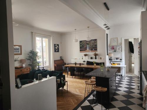 un salon avec un canapé et une table dans l'établissement Paris Trocadéro, à Paris