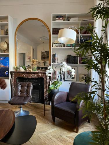 un salon avec une chaise et un miroir dans l'établissement Paris Trocadéro, à Paris