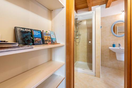 uma casa de banho com uma cabina de duche ao nível do chão e um WC. em Appartamento Buon Riposo em Gargnano