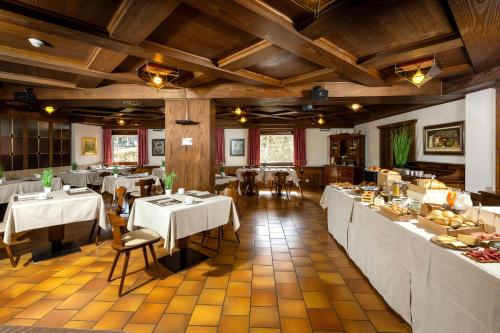 un ristorante con tavoli e sedie e un buffet di Hotel Cardo a Valdidentro