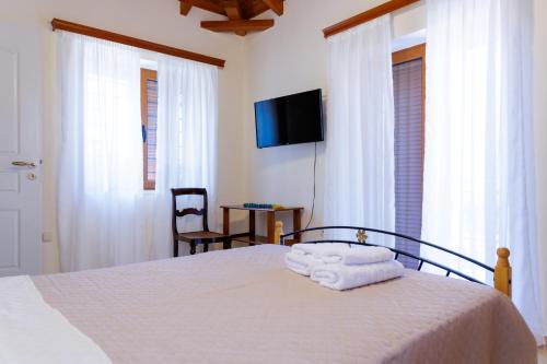Plátsa的住宿－Platsa Theasis，一间卧室配有带毛巾的床