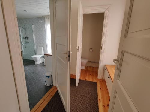 an empty bathroom with a toilet and a hallway at Dream Cottage in Center - AinaBnb - Residence Kappsäcken in Vaasa